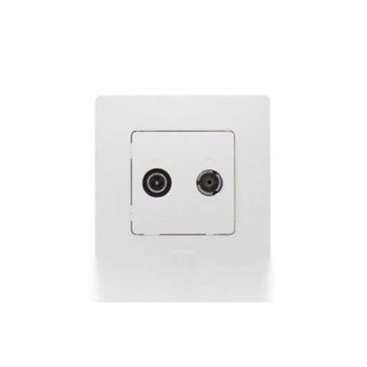 Toma De Television Intermedia Blanca Serie Niloe Legrand