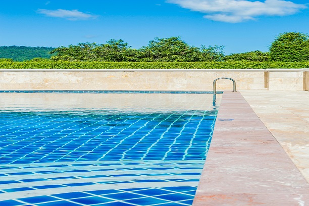 Jardín y piscinas